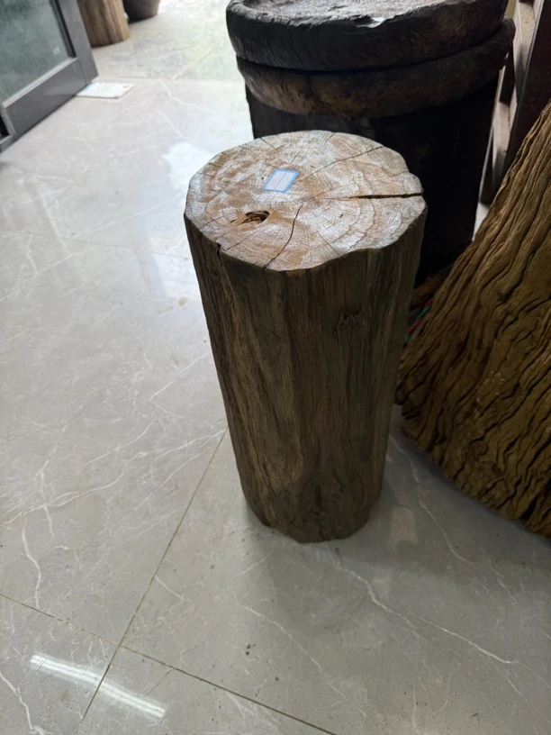 民间使用风化木 木墩