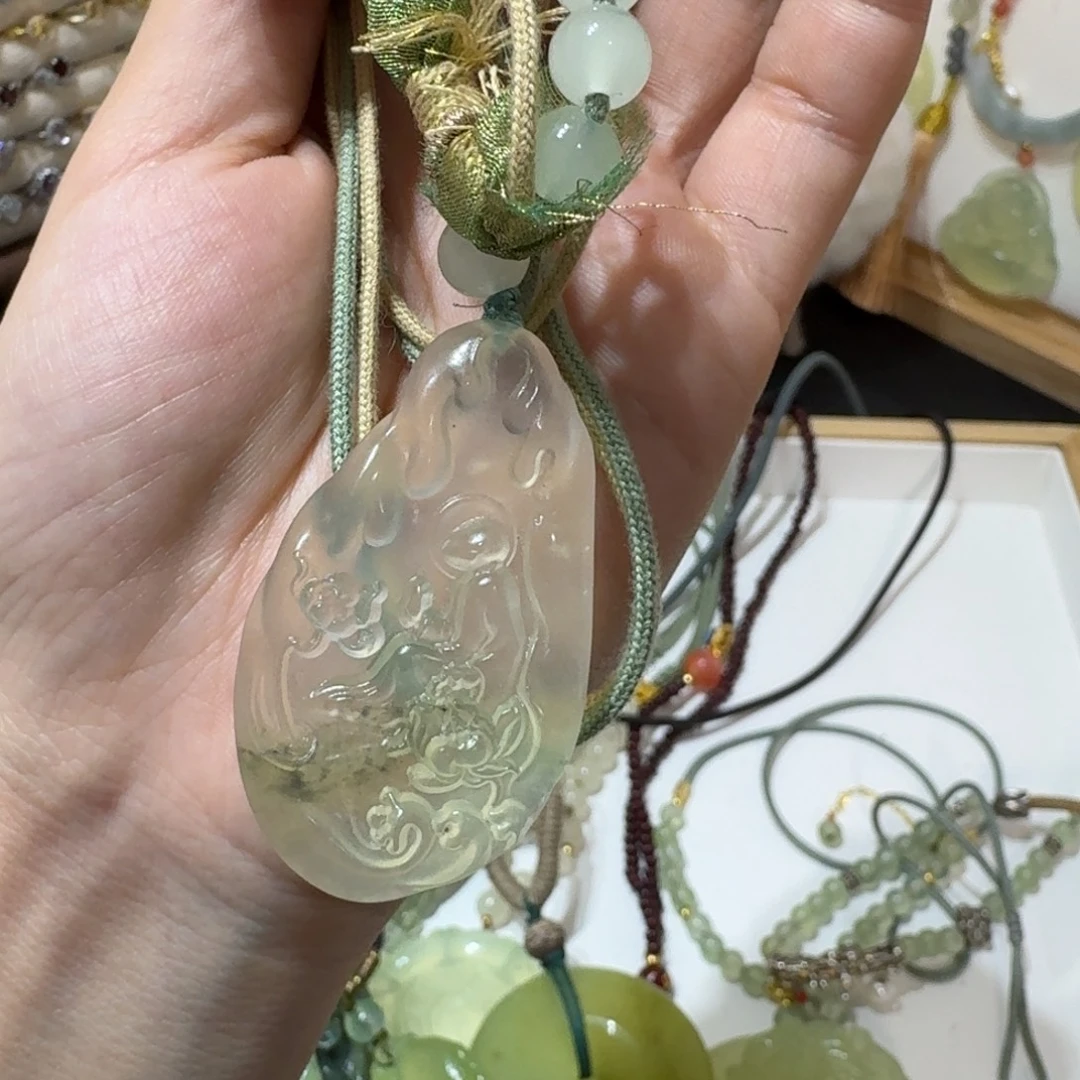 蛇纹石玉未镶嵌颈饰