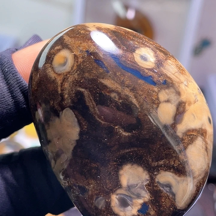 琥珀裸石未镶嵌。。