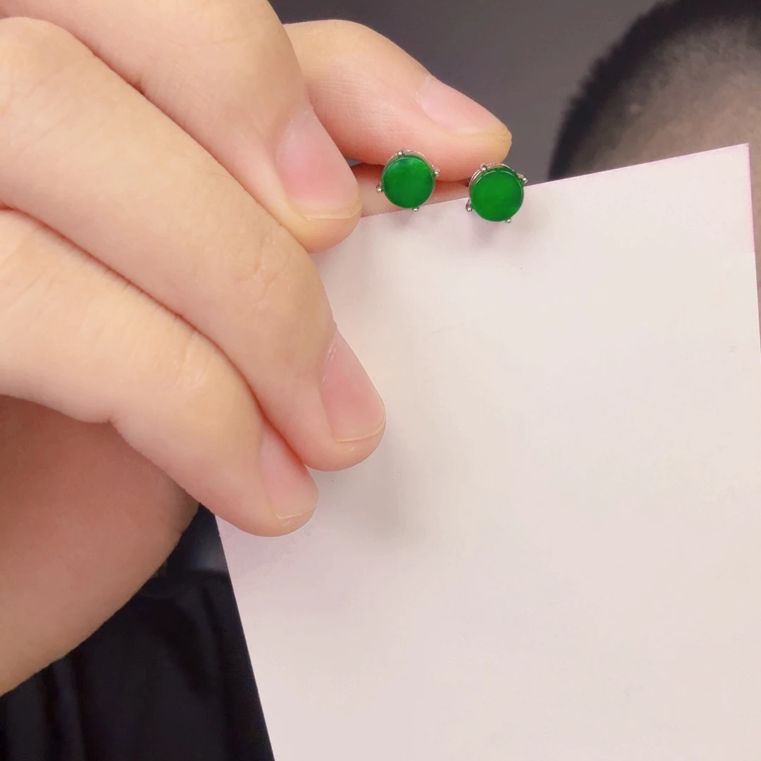 翡翠未镶嵌颈饰一对