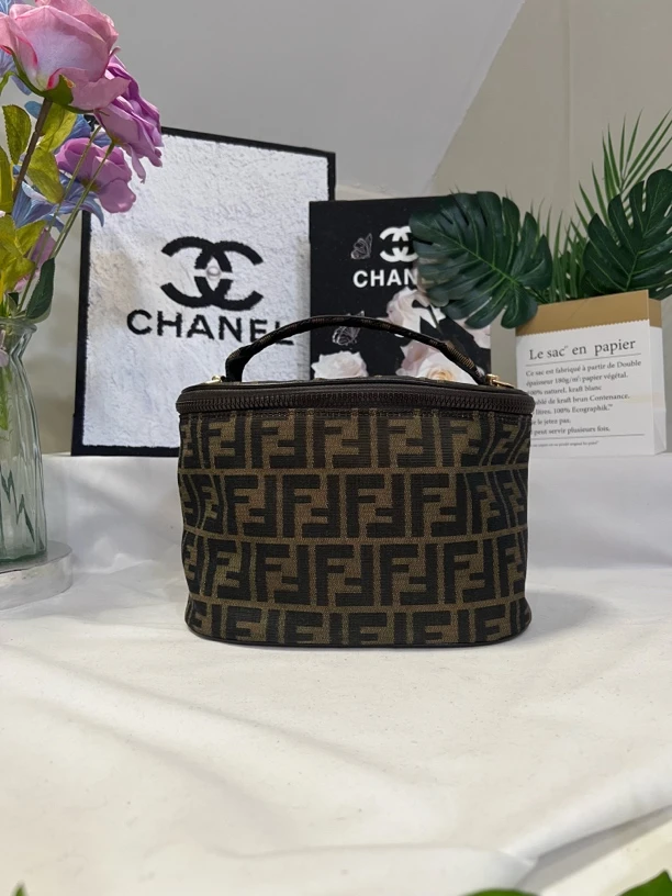 95新 FENDI/芬迪 兔兔奢/芬迪手提化妆包/241203065