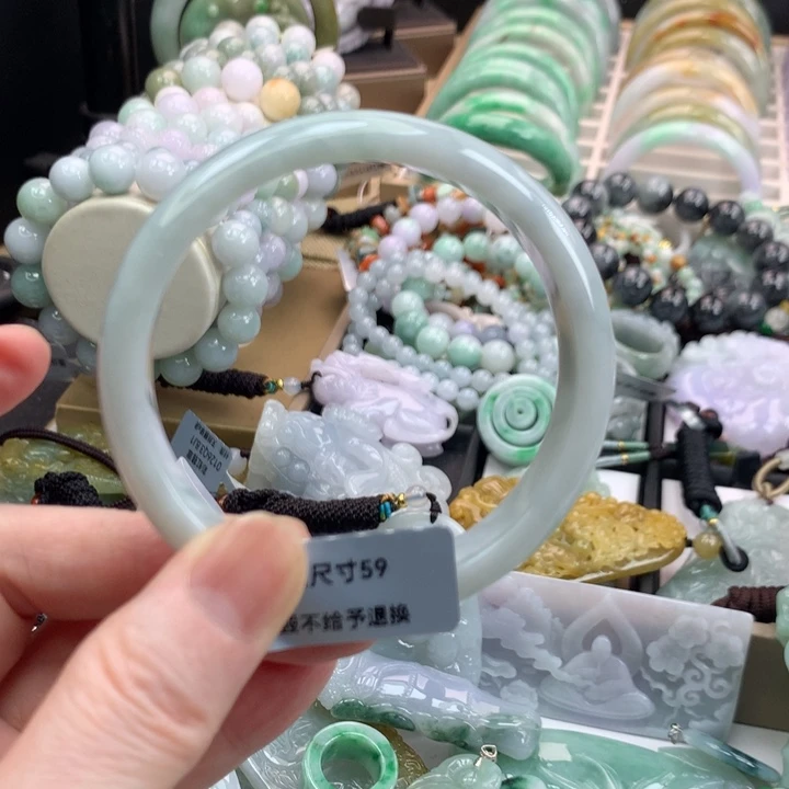 翡翠手镯未镶嵌吊坠