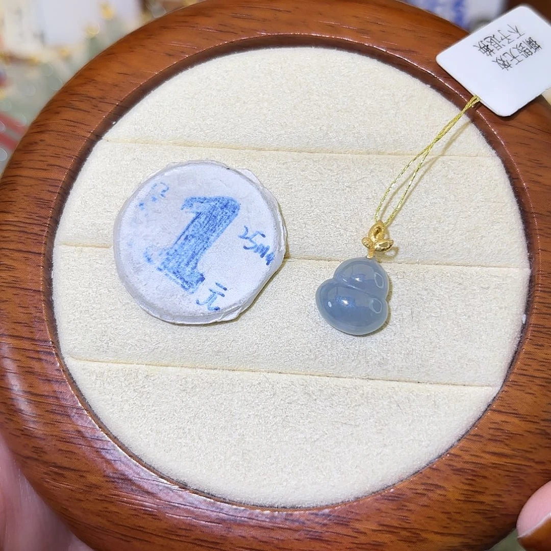 翡翠18K金镶嵌颈饰葫芦