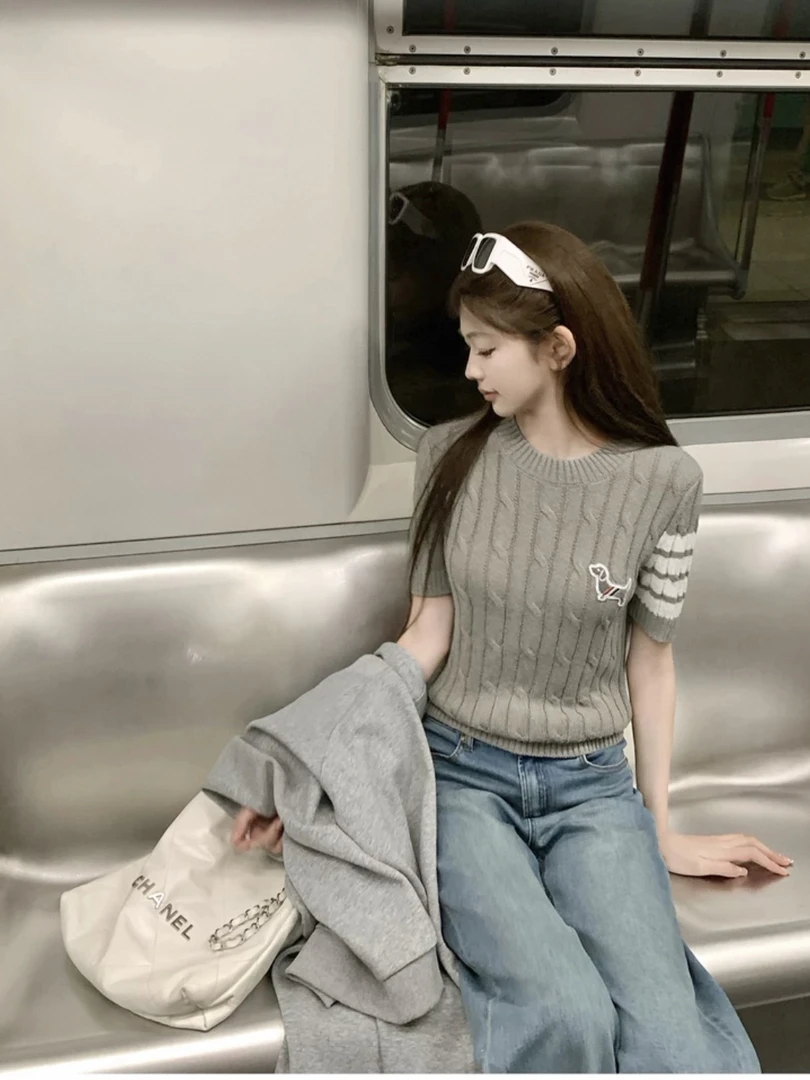 薄款短袖刺绣针织衫学院风三条杠麻花短款小个子套头圆领上衣女