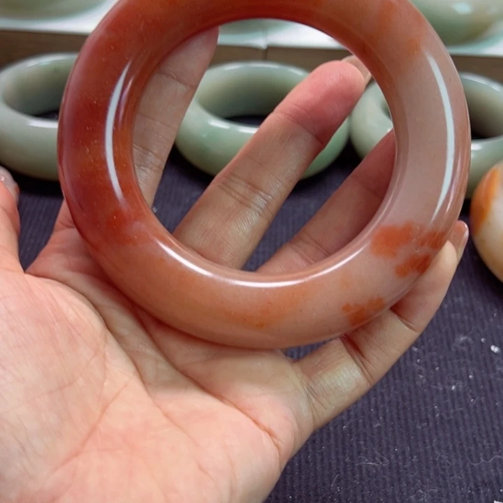 旭***宝未镶嵌手镯石英岩玉