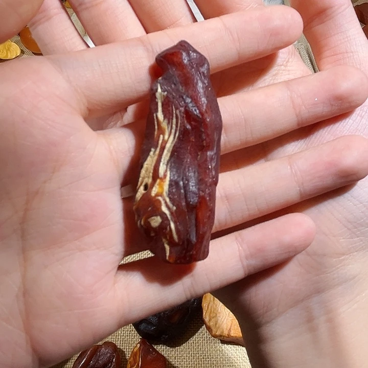 欣****琥珀颈饰未镶嵌蜜蜡全皮吊坠（打孔不退换）