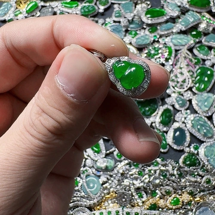 翡翠颈饰未镶嵌天然A货翡翠放漏