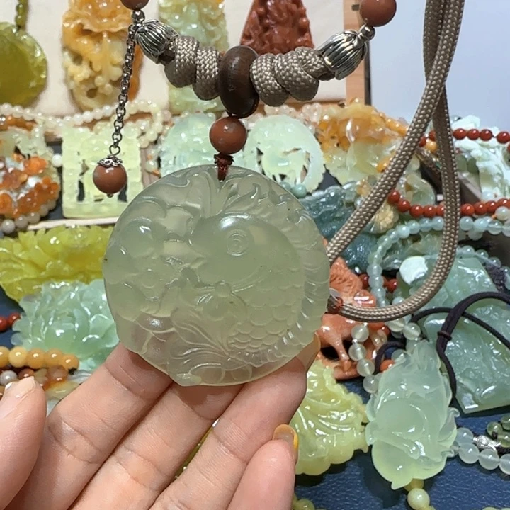 未镶嵌蛇纹石玉吊坠