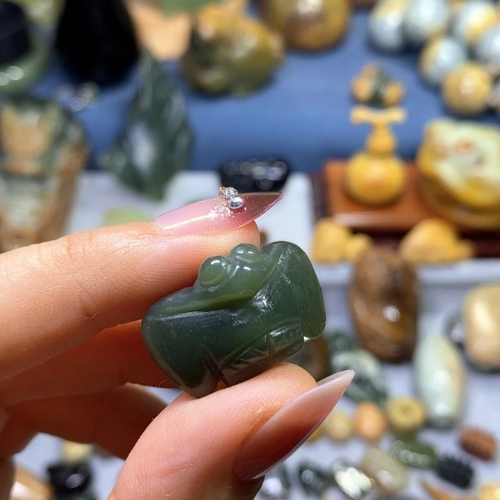 透闪石质玉未镶嵌挂件特价