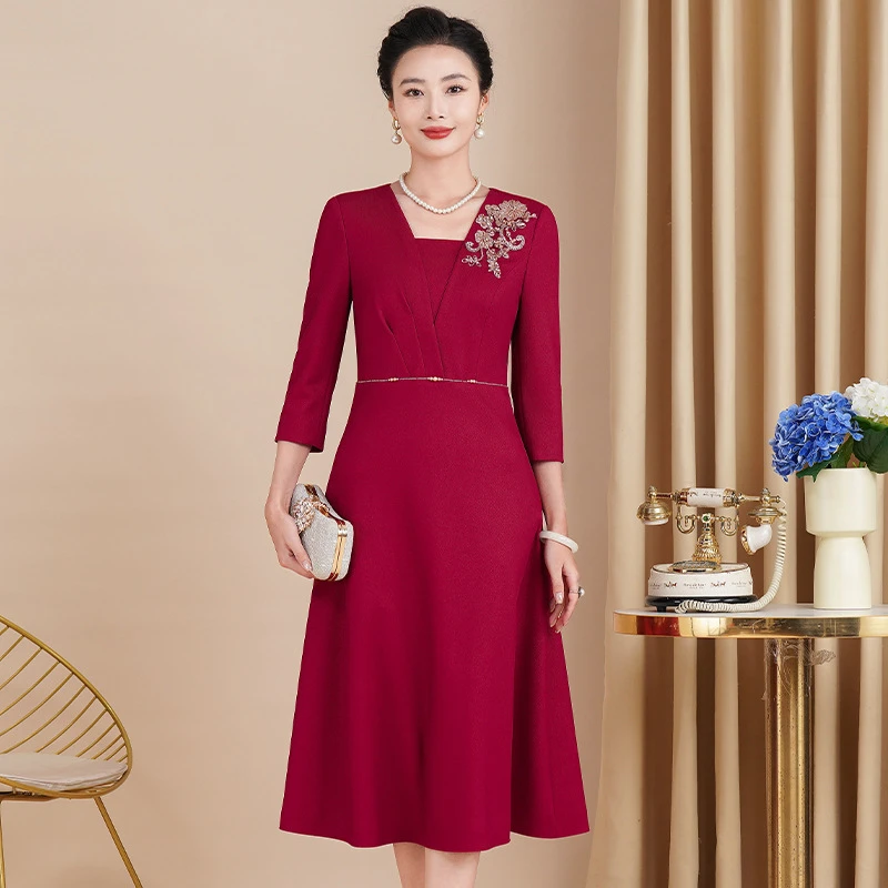 新款2025气质洋气酒红色年轻妈妈婚宴喜宴气质优雅妈妈礼服6676