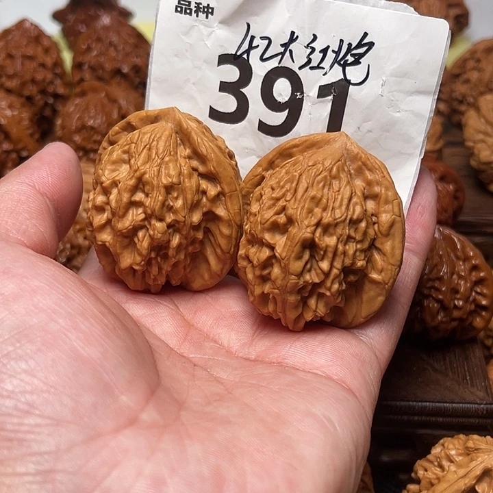 桃核把件大红袍。边42。 391