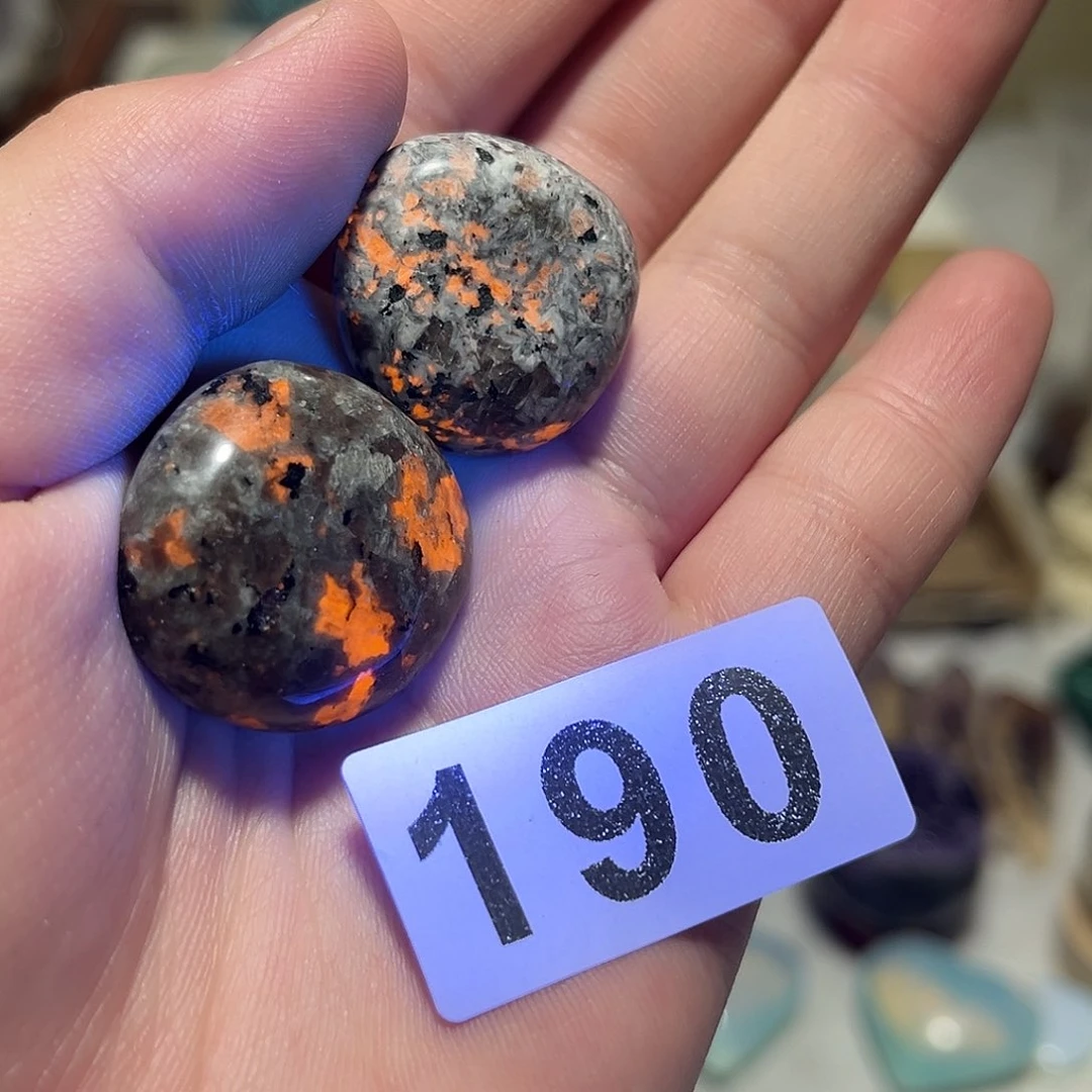 未镶嵌水晶大型摆件（非配饰）