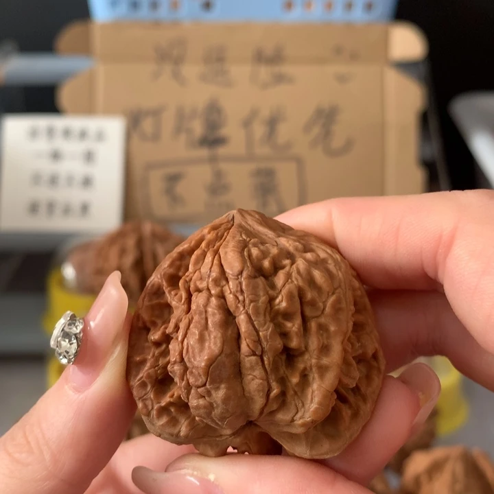 鸿***吊坠文玩核桃异形单只，有瑕疵