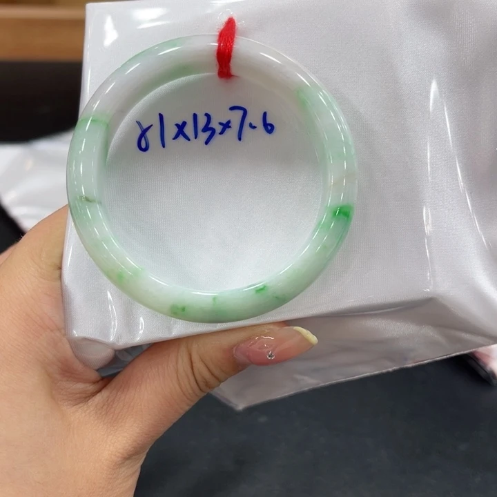 翡翠手镯未镶嵌翡翠