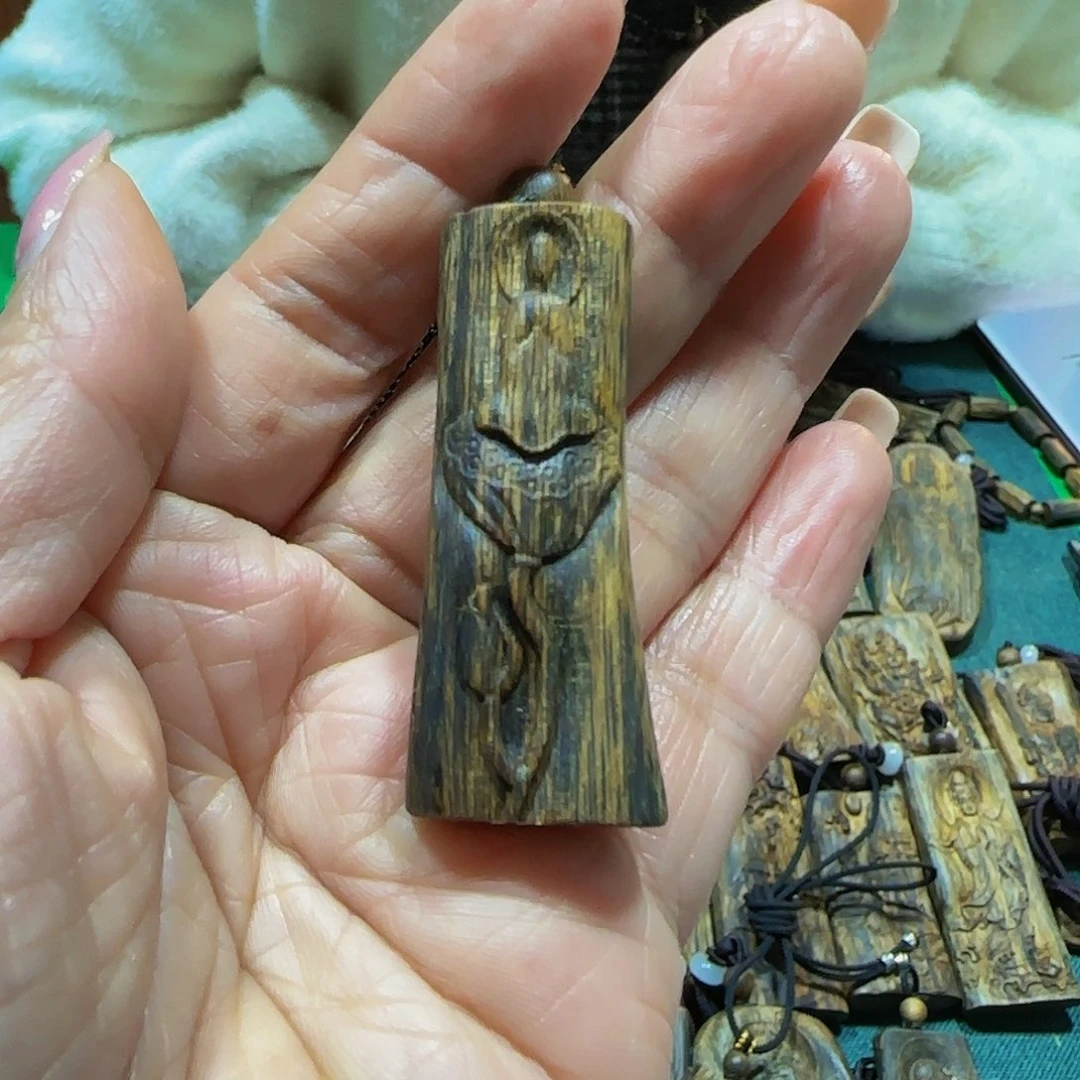 沉香吊坠✘****?海南白奇乌身树心油雕刻无相佛带绳7.5克