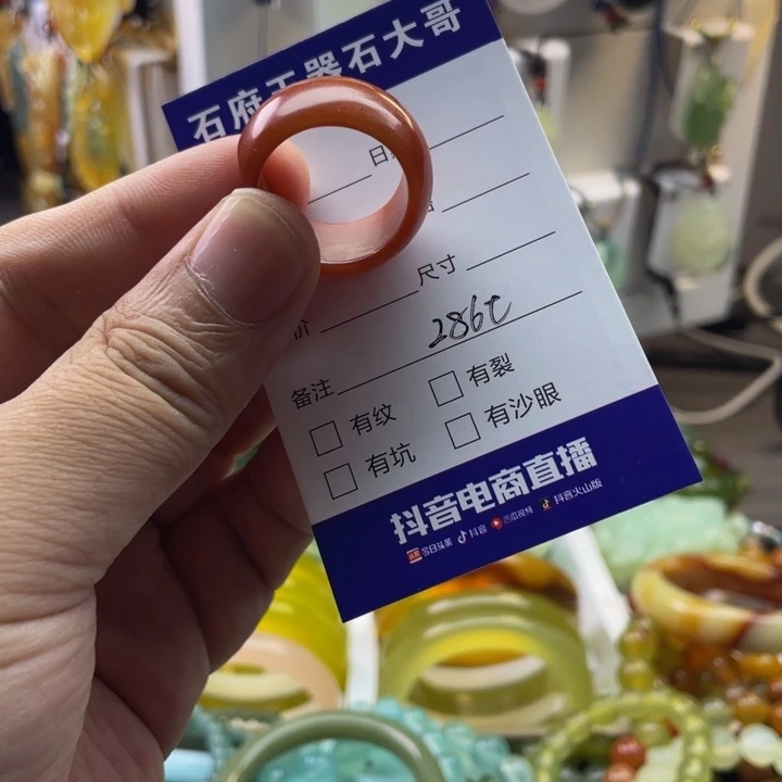 身***利蛇纹石玉未镶嵌颈饰