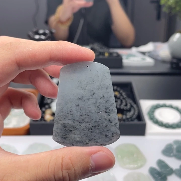 翡翠未镶嵌颈饰乌鸡无事牌