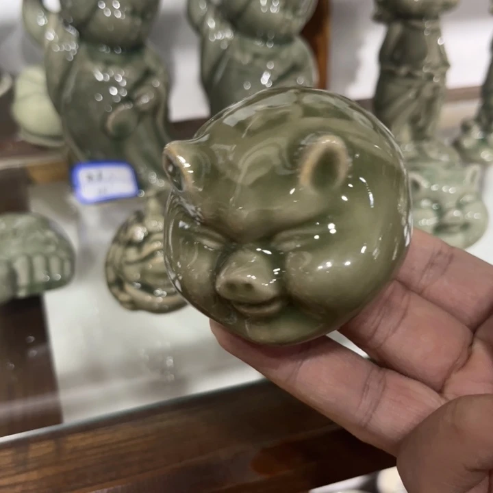 耀州窑陶瓷青瓷小福猪摆件