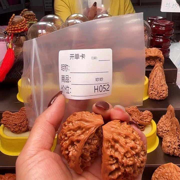 文玩核桃吊坠白蛇