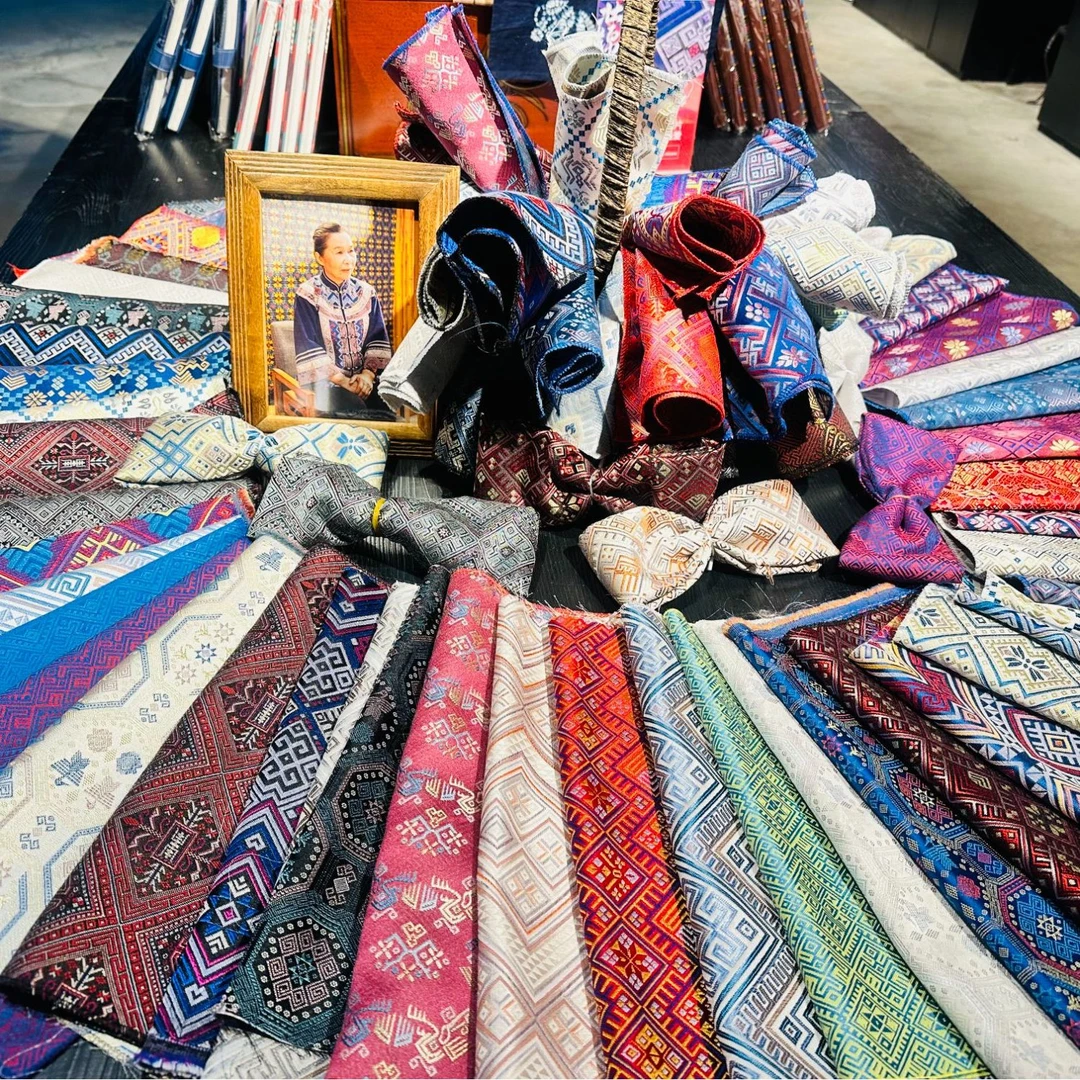 谭湘光 | 壮锦面料马面裙新中式民族服饰面料定制剪裁壮锦包包