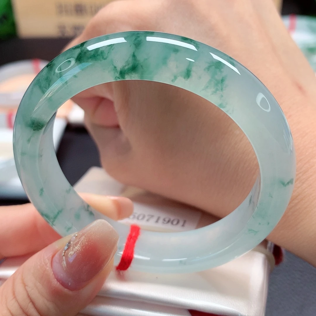 未镶嵌手镯翡翠老坑胶细腻，古典美飘花，毕业完美