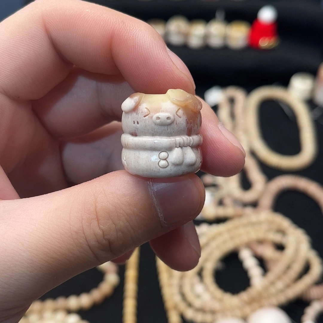 精品马骨雕刻小猪