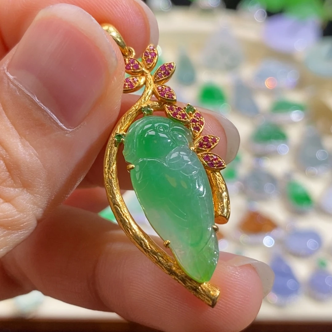 翡翠18K金镶嵌颈饰