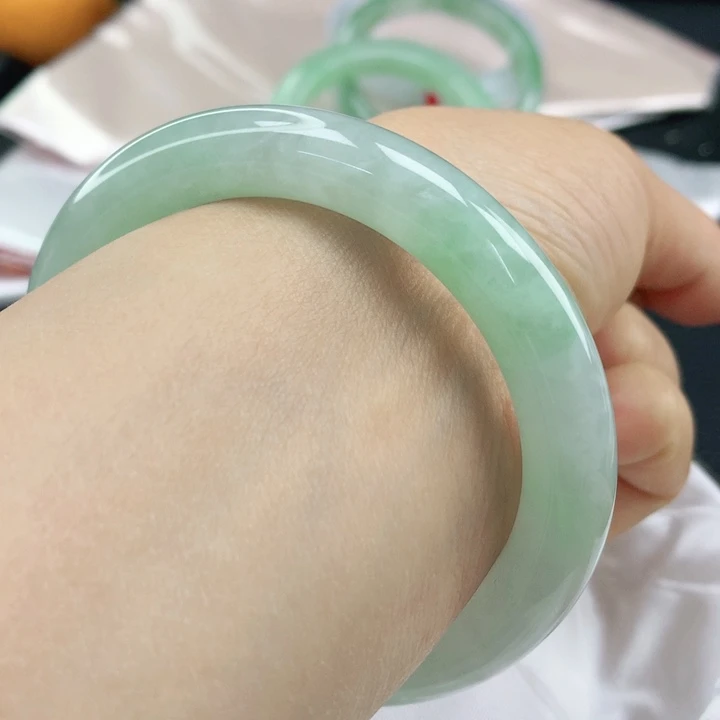 翡翠手镯（圆镯）未镶嵌58浅绿翡翠圆条手镯