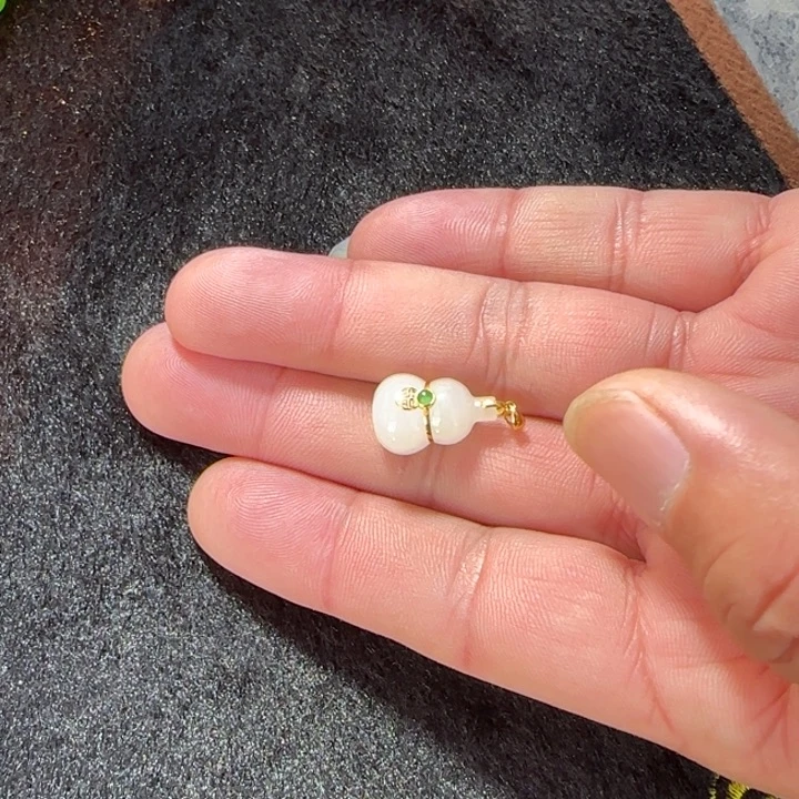 和田玉18K金镶嵌颈饰