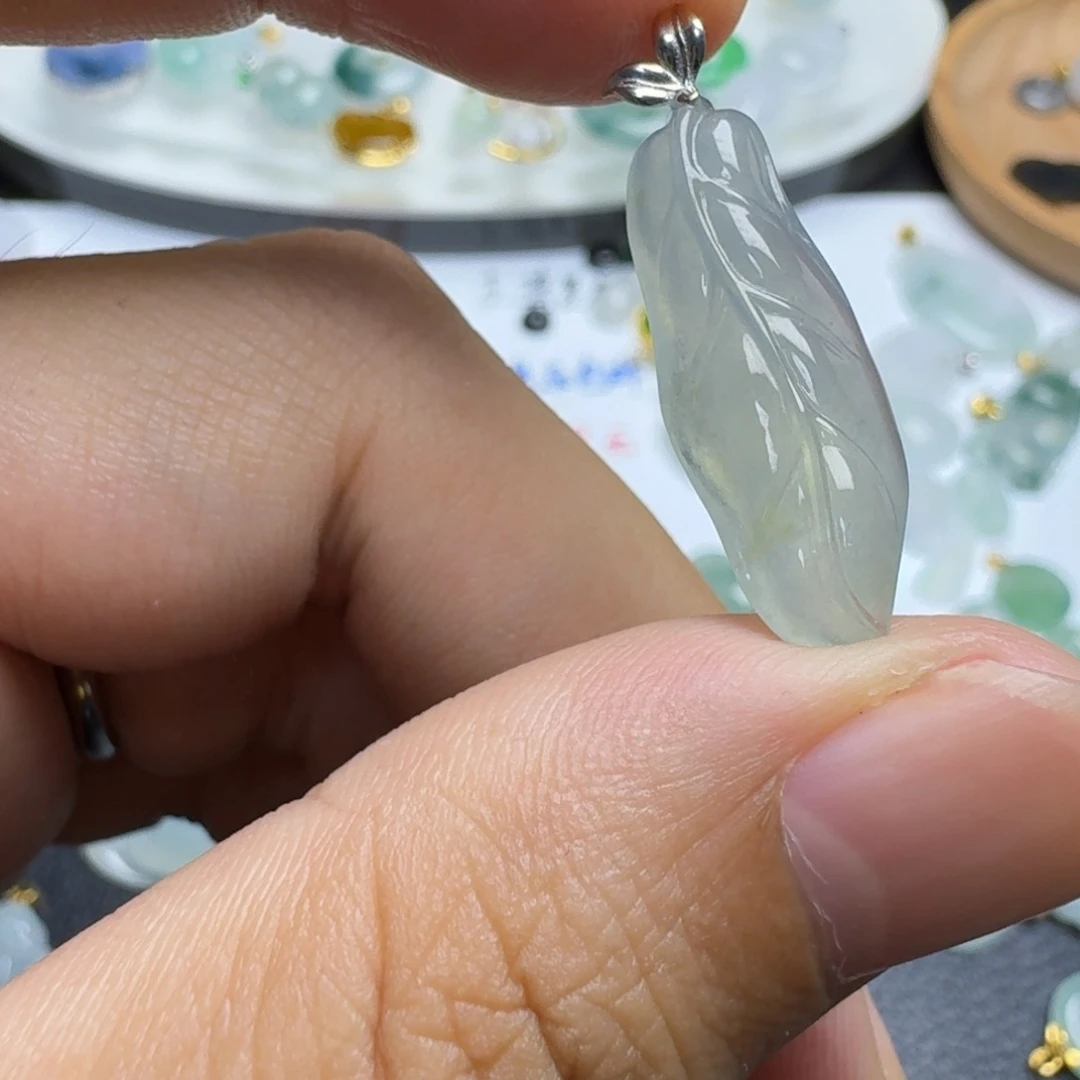 翡翠18K金镶嵌颈饰叶子