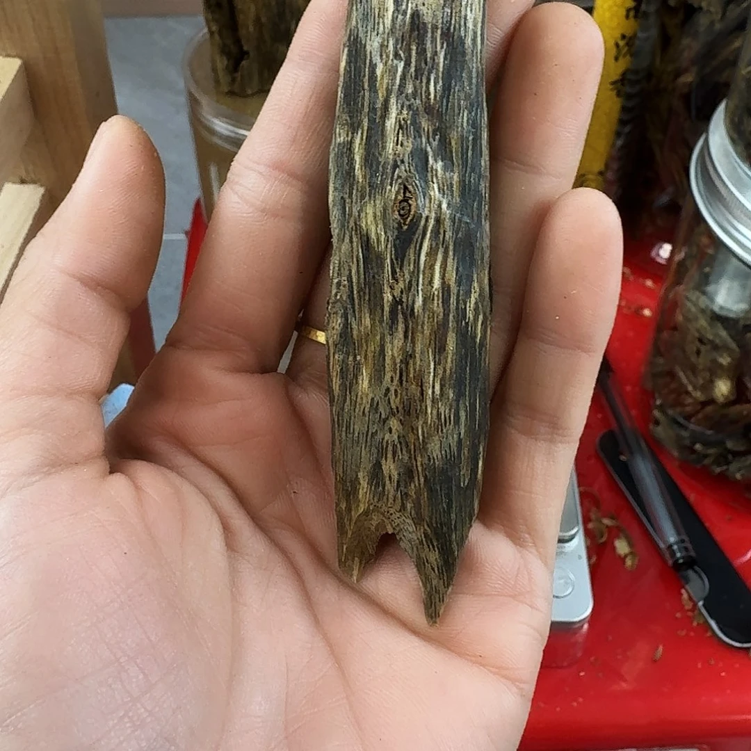 香料绿奇楠蓝宝石块料14克