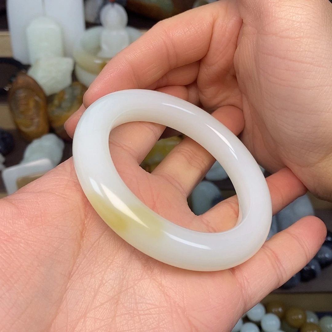 和田玉未镶嵌手镯