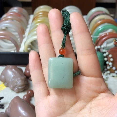 颈饰未镶嵌石英质玉