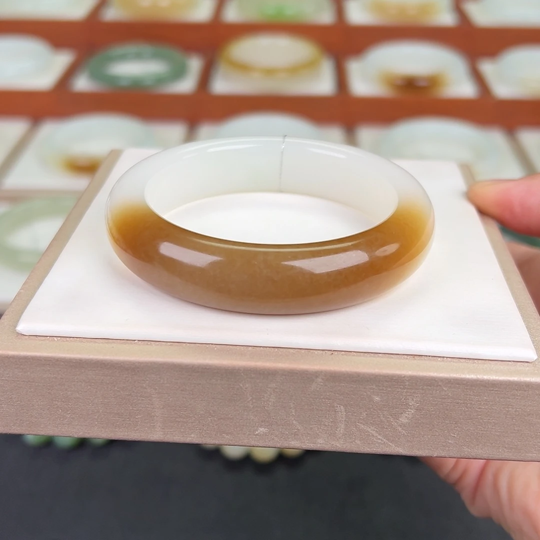 未镶嵌手镯和田玉和田玉糖白手镯