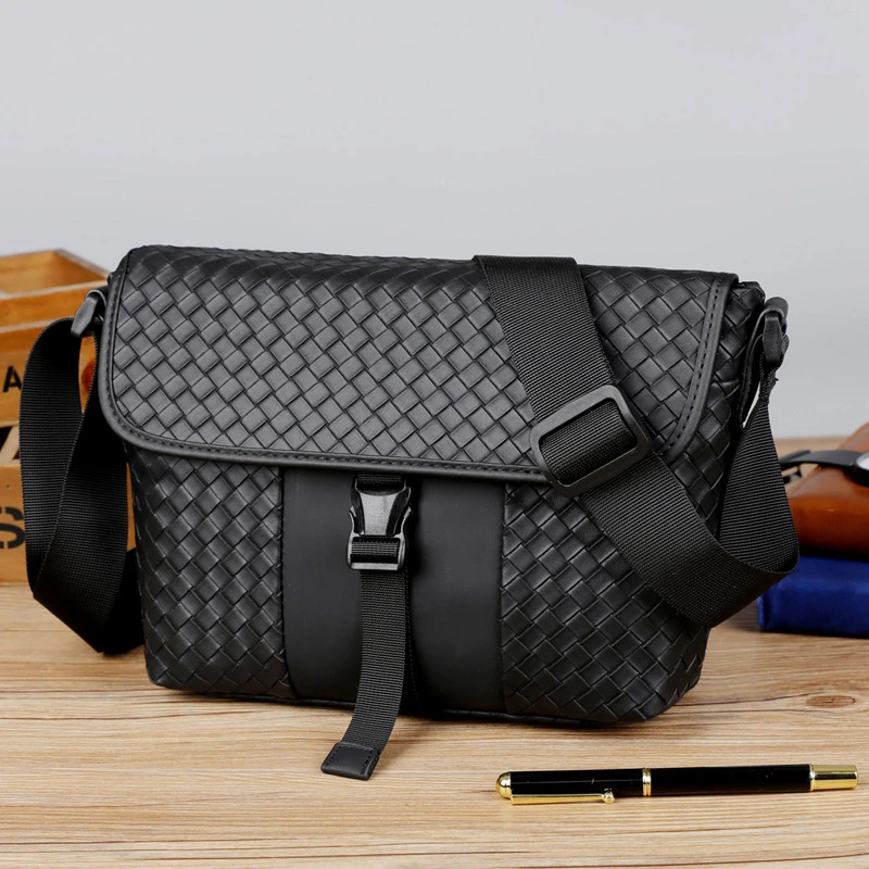 新款男士单肩包斜挎包大容量编织翻盖小背包横款邮差包单肩时尚韩