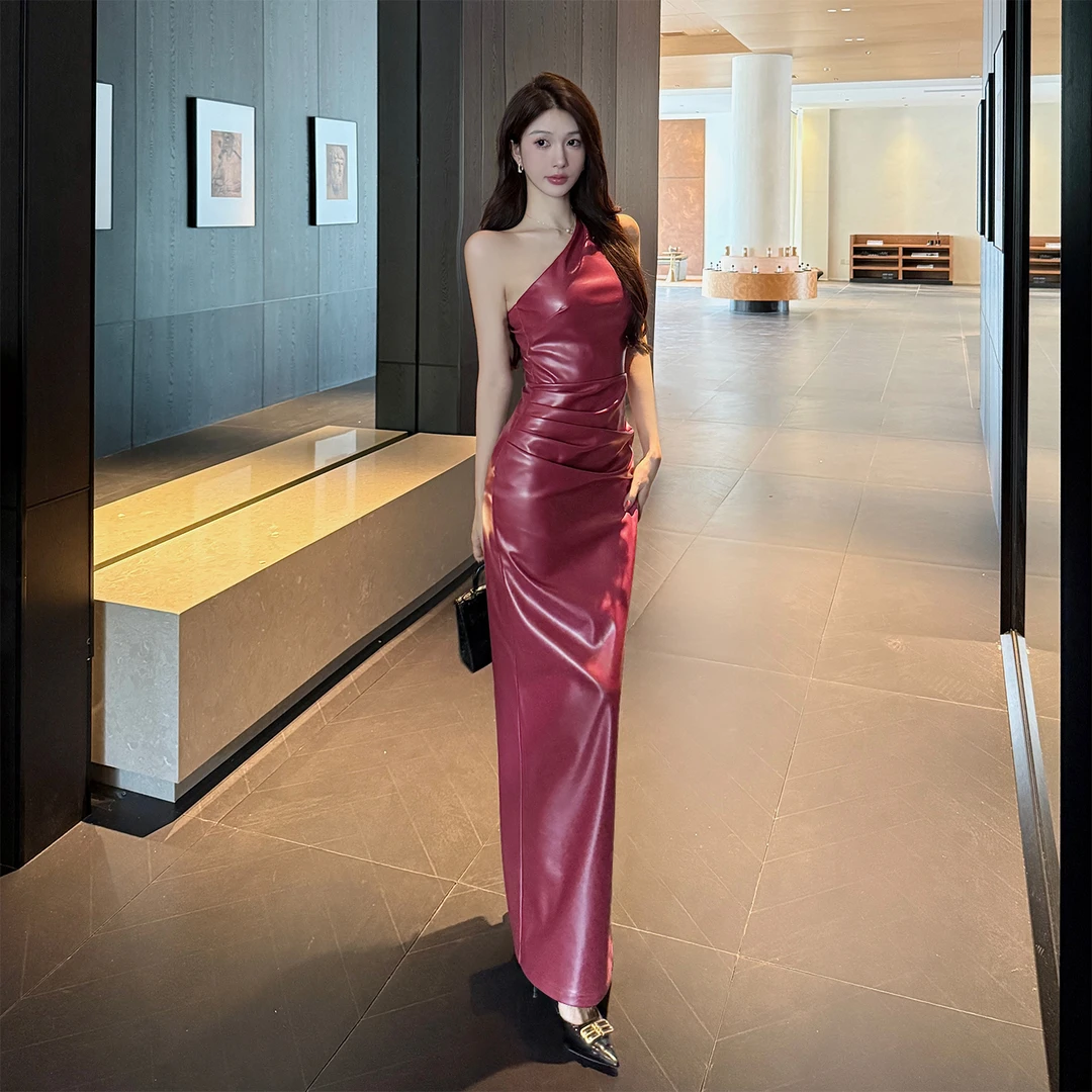 御姐斜肩无袖皮裙修身显瘦红色连衣裙女2025新款跨年穿搭红色裙子