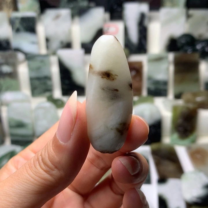 独山玉未镶嵌颈饰