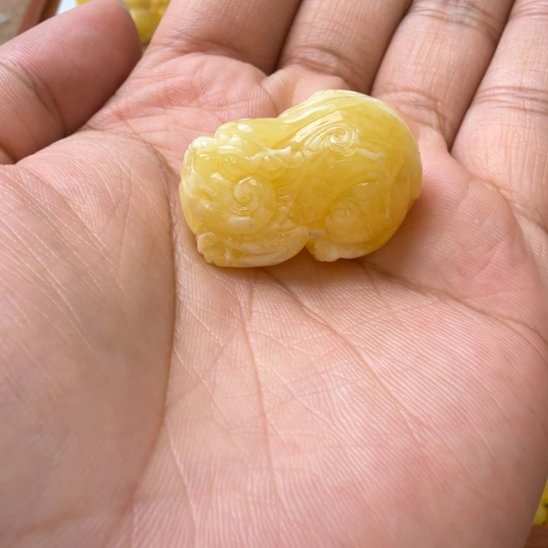 裸石琥珀未镶嵌貔貅