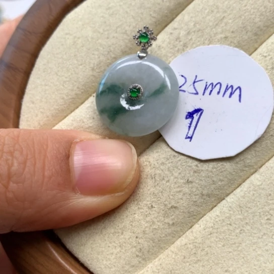 翡翠颈饰18K金镶嵌翡翠