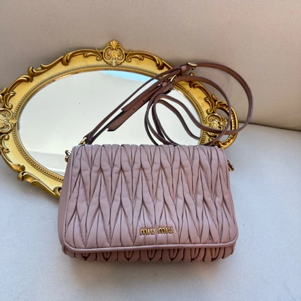 95新 MIU MIU/缪缪 缪缪裸粉色褶皱斜挎包/95新/聪聪