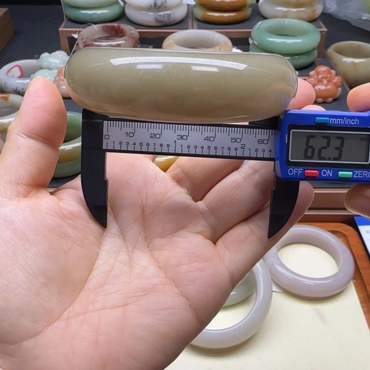 石英岩玉未镶嵌手镯不退换