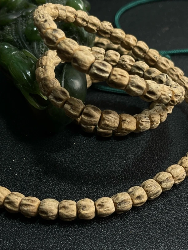 YA139柏香籽108长串红芽深坑顺纹直切方块