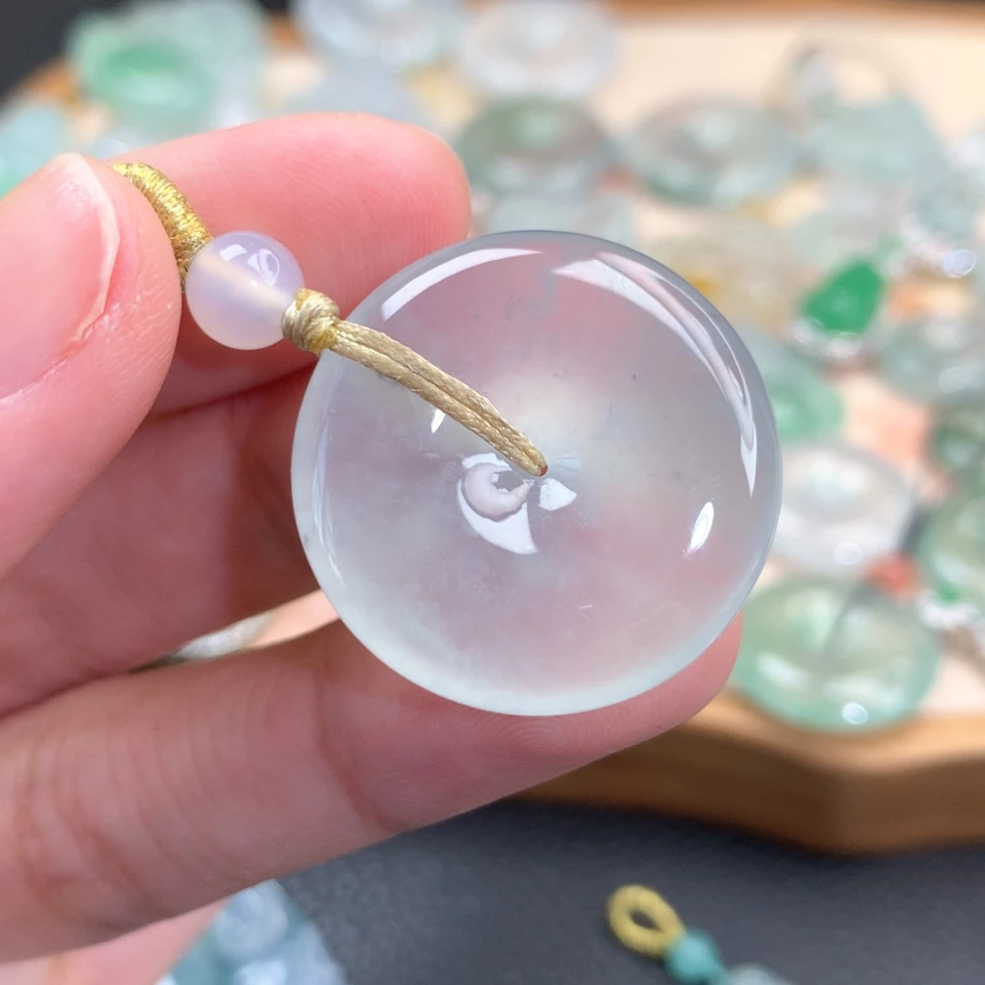 翡翠颈饰未镶嵌平安扣