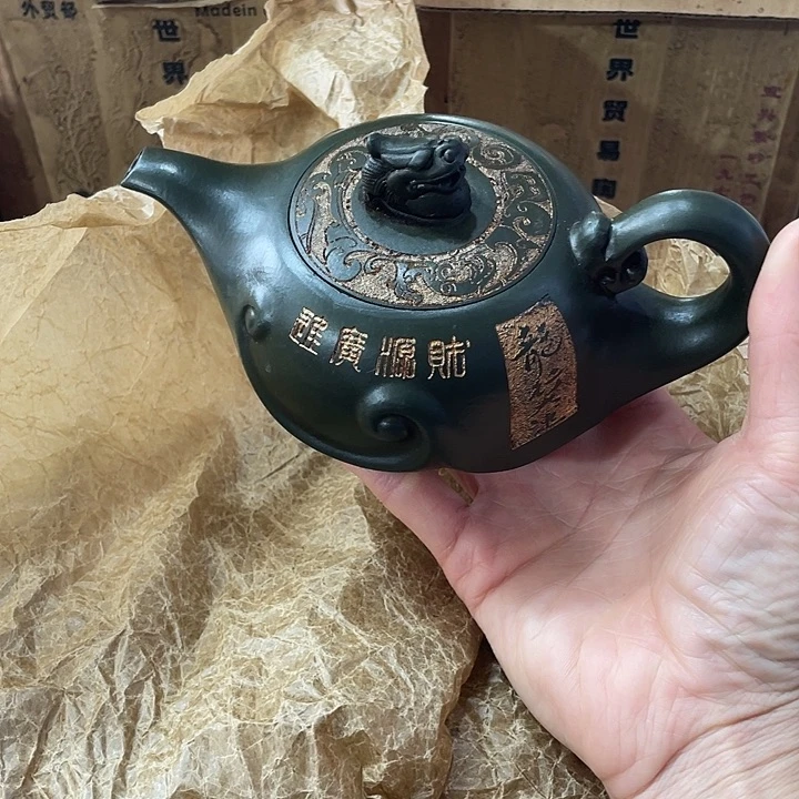 紫砂茶壶原矿泥料手工制作的一把紫砂壶。