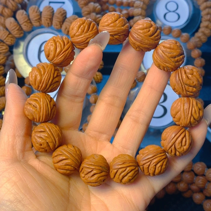 文玩核桃吊坠豹子头一条