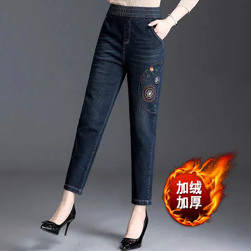加绒绣花牛仔裤女宽松女士哈伦裤九分裤秋冬季弹力中年妈妈萝卜裤