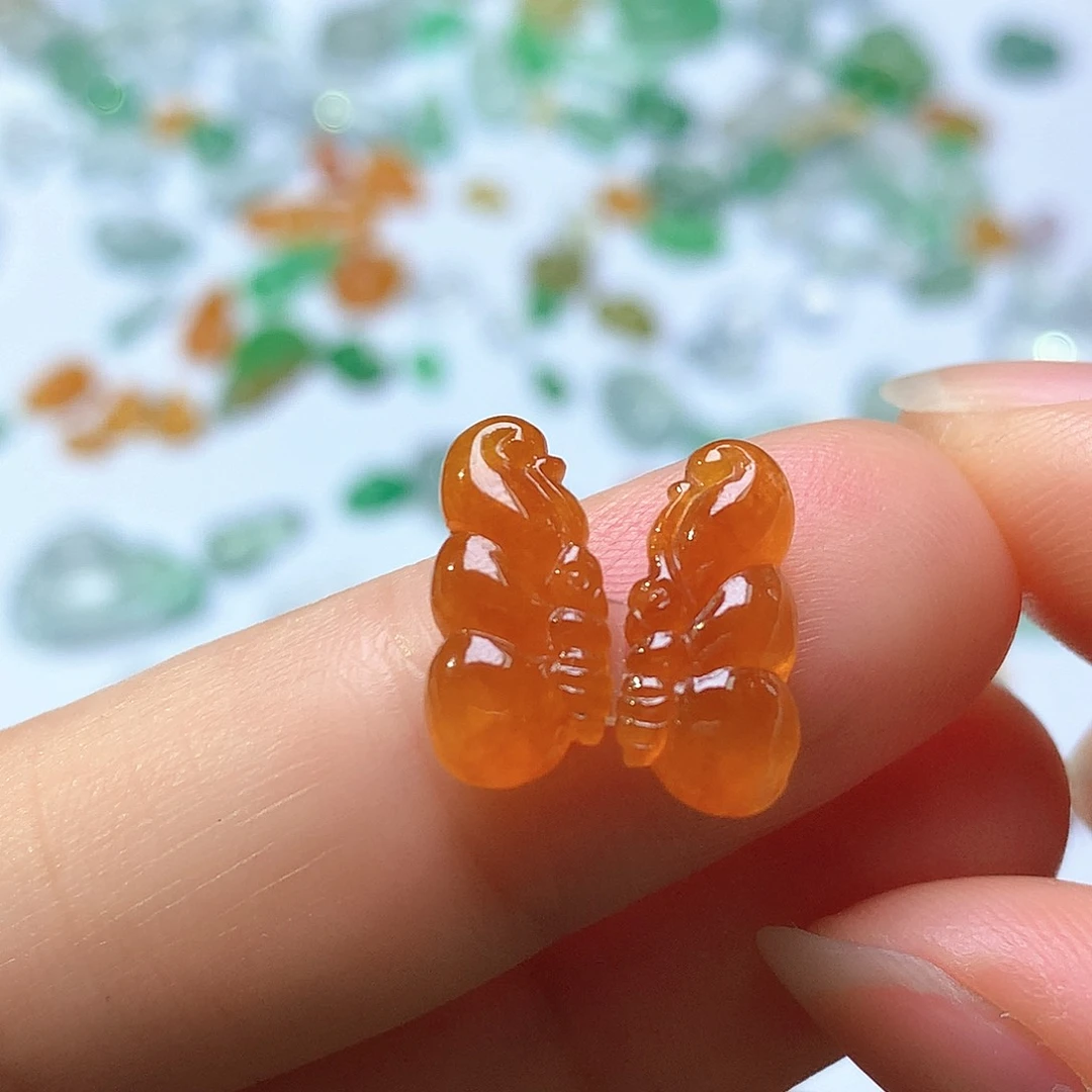 翡翠未镶嵌颈饰蝴蝶