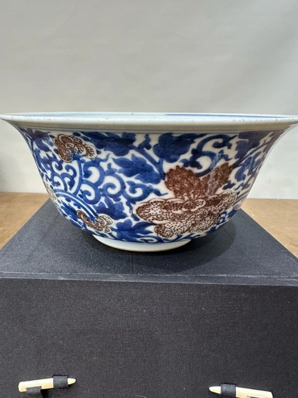 青花釉里红缠枝花卉碗