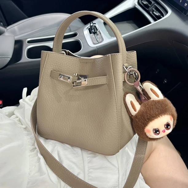 【轻奢定制】2025新款凯莉水桶手提包斜挎单肩牛皮灰黑高级秋冬百搭