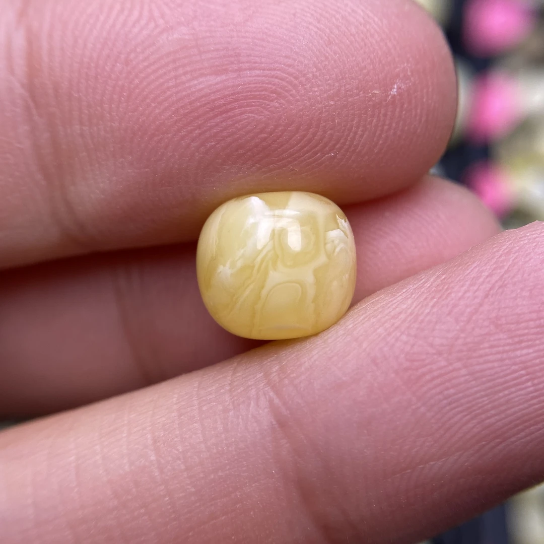 蜜蜡鸡油黄飘花老型配饰9.5×8.5mm，花纹清晰好看，一边丁点小粉层